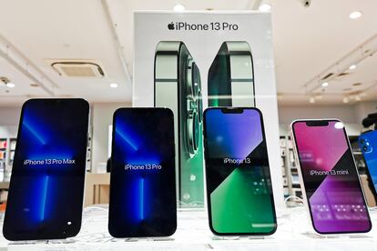 IPhone 13, 13 Mini, 13 Pro y 13 Pro Max: El 14 de septiembre de 2021, Apple presenta los nuevos iPhone 13. Además de estrenar procesador, destacan por mejoras en sus pantallas y cámaras perfeccionadas especialmente en ambientes con poca luz. El diseño es bastante similar al de sus antecesores, pero en las versiones 13 y 13 Mini, en la cámara trasera, las lentes están orientadas en diagonal. La pantalla cuenta con una tasa de refresco (cantidad de veces que se refresca por segundo) de 120 Hz, el doble de la versión anterior. Esta era una de las novedades más esperadas para los teléfonos de Apple y sólo ha llegado a los dos dispositivos Pro. 

Pese a que mantienen un formato cuadrado con laterales planos, en este caso el notch —la marca visible que suele estar en la parte superior de la pantalla del móvil y alberga la cámara delantera— pasa a ser más pequeña.   