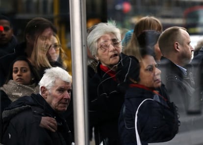 Viajeros esperan la llegada de autobuses durante la huelga de 48 horas del Metro de Londres (Gran Bretaña).