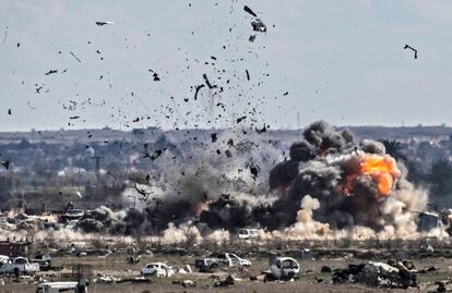 Bombardeio da aviação dos EUA sobre a cidade de Baghuz. As Forças Democráticas da Síria começaram sua ofensiva no último reduto do Estado Islâmico no início de fevereiro, apoiado pela força aérea da coalizão internacional anti-jihadista.