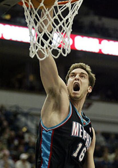 Pau Gasol, en un momento del encuentro frente a los Nuggets.