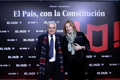 El director adjunto a la dirección del diario El País, Juan Cruz, y la directora de RRHH, Josefa Gutiérrez, antes de la proyección del documental.