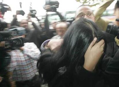 La joven ecuatoriana que sufrió la agresión, ayer, entrando en el juzgado.