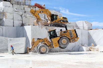 El autor de la Capilla Sixtina lo consideraba más precioso que el de la cercana Carrara, donde había obtenido el mármol para algunas de sus estatuas más famosas. Con la bendición del papa León X, Miguel Ángel diseñó un sendero que lograba que bloques de mármol blanco bajaran de la montaña para ser transportados hasta Florencia para ser utilizados como decoración de la fachada de la iglesia de San Lorenzo.