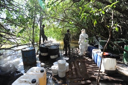 Elementos del Ejército Mexicano desmantelan un narco laboratorio en un manglar en Culiacán, Sinaloa.