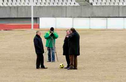 Representantes de la UEFA y de la Federación Lituana de fútbol revisan el estado del césped del estadio de Kaunas
