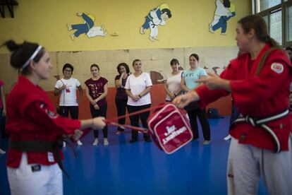 Laura González y Óscar Sánchez explican cómo defenderse con un bolso en el taller de autodefensa femenina del sábado 5 de octubre en el polideportivo de Aluche.