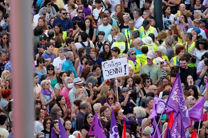 Manifestantes durante la concentración contra Luis Rubiales, este lunes en el centro de Madrid.