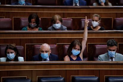 La diputada socialista Ana Belén Fernández muestra la señal de voto, durante la sesión de control al Ejecutivo el pasado miércoles en el Congreso.