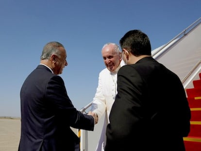 O papa Francisco desembarca do avião pontifício no aeroporto de Bagdá, nesta sexta-feira. Em vídeo, a chegada de Francisco ao Iraque.