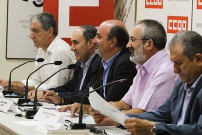 Carlos López, de UGT; Nicolás Fernández, de ANPE; José Campos, de CCOO; Augusto Serrano, de STES, y Eliseo Moreno, de CSIF, durante la rueda de prensa que los líderes de los sindicatos de enseñanza ofrecieron hoy para informar de las movilizaciones contra los recortes educativos.