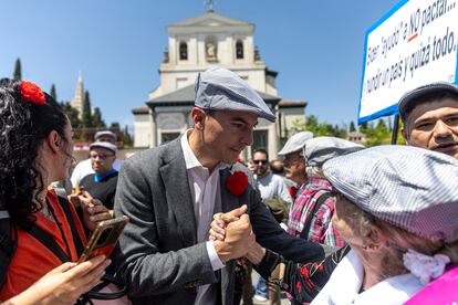 El candidato a la presidencia de la Comunidad de Madrid, Juan Lobato, saluda a la gente este lunes en la pradera de San Isidro. 
