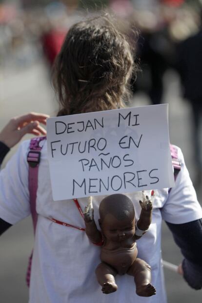 Detalle de una de las manifestantes en la Marcha por el centro de Madrid.