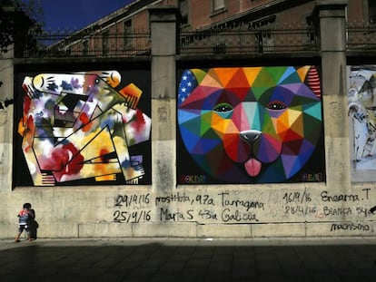 Los muros que rodean Tabacalera, en el madrileño barrio de Lavapiés, en agosto de 2016. 
 