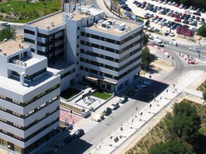 Edificio de oficinas y el NH en el complejo Poeta Rafael Morales, en San Sebastián de los Reyes (Madrid).