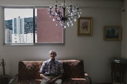 Tomás Sandoval posa para un retrato en su apartamento en El Valle.