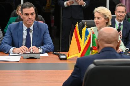 El presidente del Gobierno, Pedro Sánchez, y la presidenta de la Comisión, Ursula von der Leyen, se reúnen con el presidente de Mauritania, Mohamed Ould Ghazouani, este jueves en Nuakchot.