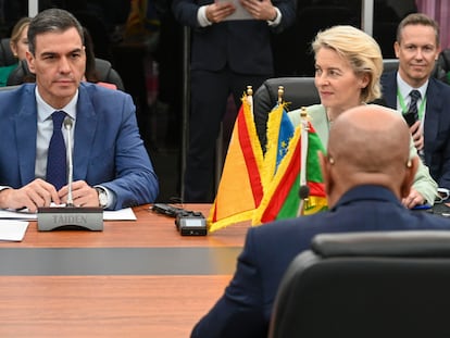 El presidente del Gobierno, Pedro Sánchez, y la presidenta de la Comisión, Ursula von der Leyen, se reúnen con el presidente de Mauritania, Mohamed Ould Ghazouani, este jueves en Nuakchot.