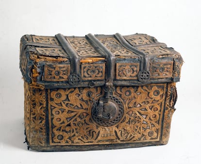 Petaca o maleta de viaje. Nueva España, siglo XVIII. Cuero, madera, caña, ágave y hierro. 54 x 73 x 54 cm. Museo de América, Madrid