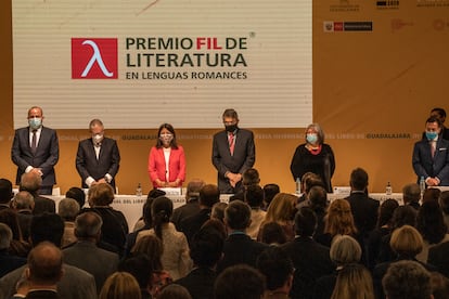 Los asistentes a la ceremonia mantuvieron un minuto de silencio en honor a la memoria de la escritora Almudena Grandes. 