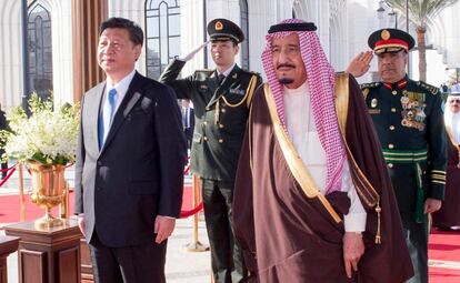 El presidente chino, Xi Jinping, y el rey saudí, Salmán, este martes en Riad.