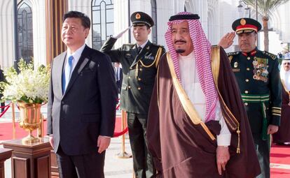 El presidente chino, Xi Jinping, y el rey saud&iacute;, Salm&aacute;n, este martes en Riad.