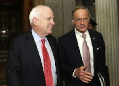 Los senadores John McCain y  Thomas Carper tras la votaci&oacute;n del Presupuesto en el Senado