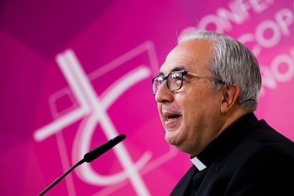 El nuevo secretario general de la Conferencia Episcopal Española, César García Magán, este miércoles durante su primera rueda de prensa tras su elección.