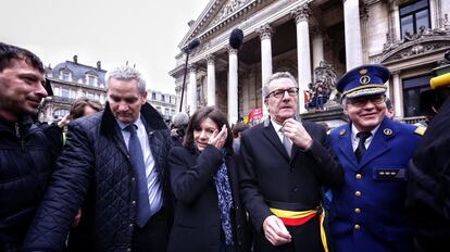 El alcalde de Bruselas Yvan Mayeur (2d) y la alcaldesa de París Anne Hidalgo (c) participan en un acto en la céntrica plaza de la Bolsa de Bruselas de Bélgica, en 23 de marzo.