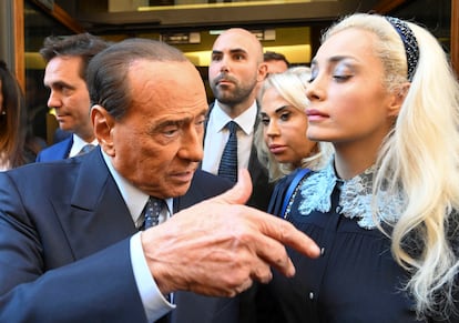 Silvio Berlusconi, líder de Forza Italia, junto a su mujer, la diputada Marta Fascina, hablaba con los periodistas tras una reunión de los grupos parlamentarios en Roma, en octubre de 2022.