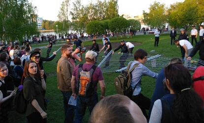 Manifestación en la zona en la que está proyectada la construcción de una catedral, en Yekaterinburg.