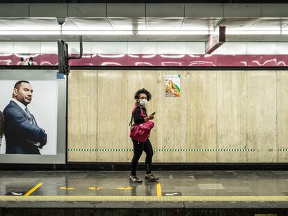 Una mujer usa una mascarilla en una estación del Metro de Ciudad de México.