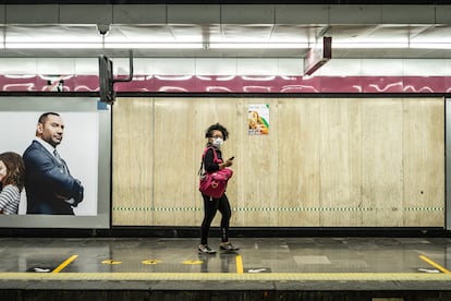 Una mujer usa una mascarilla en una estación del Metro de Ciudad de México.