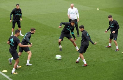 Zidane supervisa uno de los rondos en el entrenamiento de este sábado en Valdebebas.
