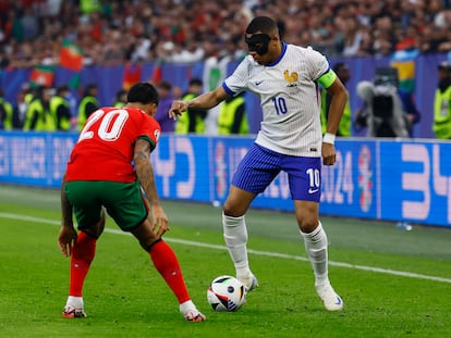 Kylian Mbappe intenta regatear al portugués Joao Cancelo en la primera parte del encuentro.