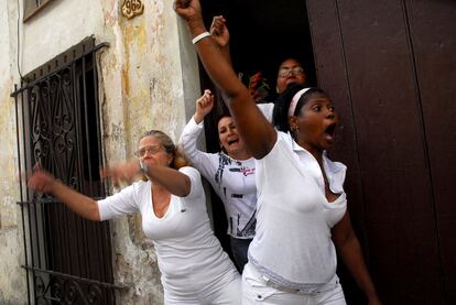 Integrantes del grupo mujeres Damas de Blanco participan en una marcha en La Habana (Cuba) como protesta por los opositores encarcelados.