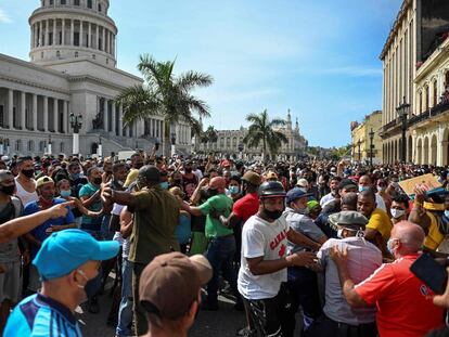 Cientos de personas se concentran frente al Capitolio de La Habana para protestar contra el Gobierno.