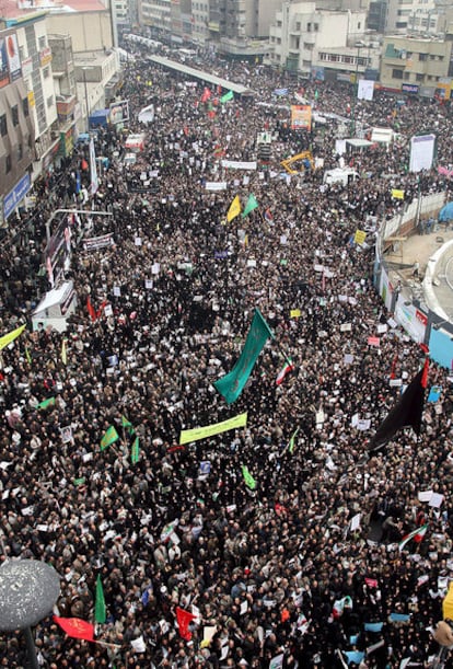 Miles de seguidores del presidente iraní Mahmud Ahmadineyad participan hoy en una marcha promovida por el Gobierno iraní en Teherán