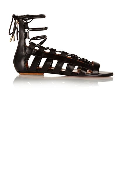 Estas sandalias negras de piel firmadas por Aquazzura se suman a la tendencia de las romanas (550 euros)