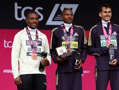 Bekele, a la izquierda, en el podio del maratón de Londres.