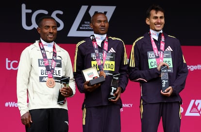 Bekele, a la izquierda, en el podio del maratón de Londres.