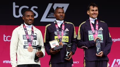 Bekele, a la izquierda, en el podio del maratón de Londres.