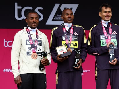 Bekele, a la izquierda, en el podio del maratón de Londres.