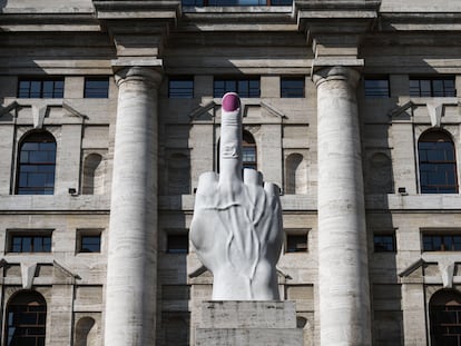 ’L.O.V.E.’ la escultura en mármol de Carrara de Maurizio Cattelan en Piazza Affari, con la uña del dedo corazón pintada de morado con motivo del Día Internacional de la Mujer.