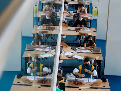 Estudiantes en el campus de la Universidad Autónoma de Barcelona, el pasado marzo.