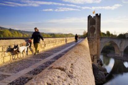 El puente medieval de Besal&uacute;, en la Garrotxa (Girona).