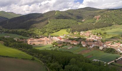 Vista de San Millán de la Cogolla, con el monasterio de Yuso en primer término, en una imagen cedida por el Gobierno de La Rioja.