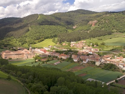 Vista de San Millán de la Cogolla, con el monasterio de Yuso en primer término, en una imagen cedida por el Gobierno de La Rioja.