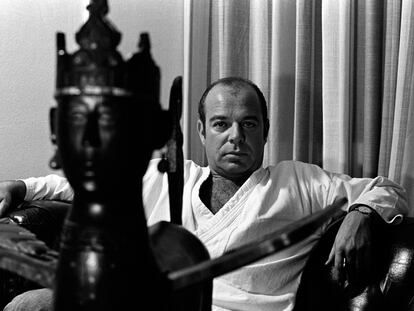 Fotografía de Jaime Gil de Biedma hecha por Colita en 1969 y que puede verse en la muestra de Gibraleón.