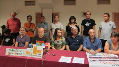 Representantes del movimiento Eleak anuncian ayer la convocatoria  para el día 13 de una manifestación a favor de Sortu en San Sebastián.