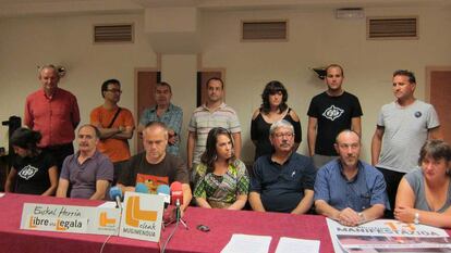 Representantes del movimiento Eleak anuncian ayer la convocatoria  para el día 13 de una manifestación a favor de Sortu en San Sebastián.